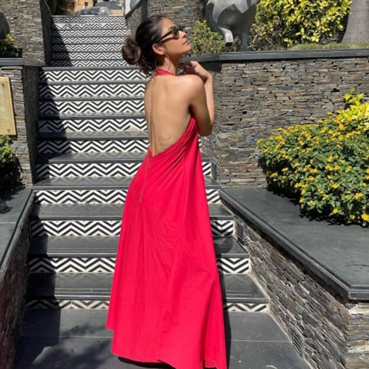 Deepak Tijori's daughter Samara Tijori slays in a smoking red backless ...