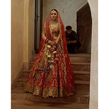 Hansika Motwani's Bridal Look in Pics: Red Lehenga, Golden