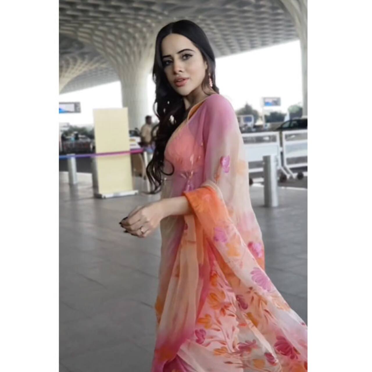 Urfi Javed saree pallu struggles to stay in place due to heavy wind at