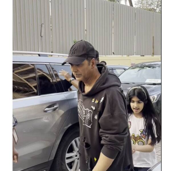 Akshay Kumar Politely Stops Fans From Taking Pictures Of His Daughter ...