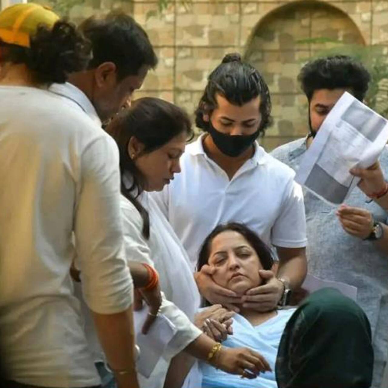 Tunisha sharma last rites family devastated shivin narang kanwar