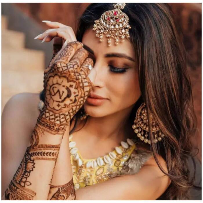 मौनी रॉय ने लिखवाया था पति के नाम के इनीशियल्स