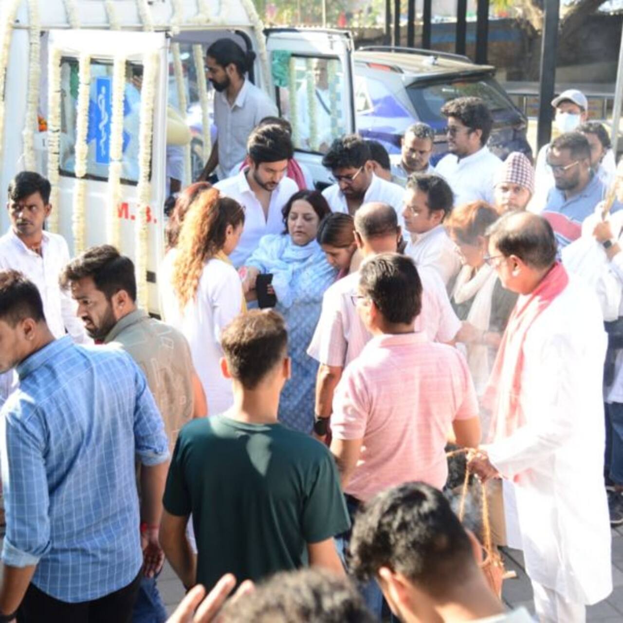 तुनिषा शर्मा को करीबियों ने दिया सहारा