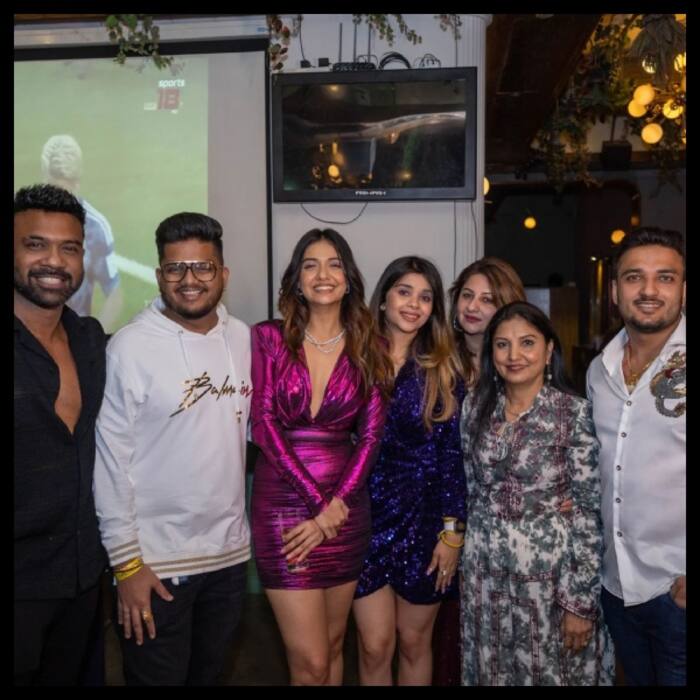 दिव्या अग्रवाल ने दोस्तों संग मचाया धमाल