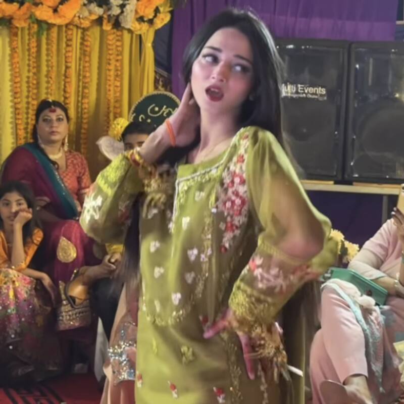 पाकिस्तानी गर्ल Ayesha 3 लाख में बेच रहीं अपना ग्रीन कुर्ता, इस एक्टर ने जताई खरीदने की इच्छा