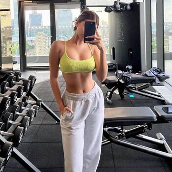 Kriti Sanon flaunts her toned figure in crop top and yoga pants at gym. See  pics - India Today