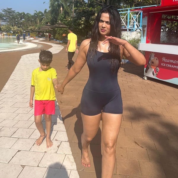 Shweta Tiwari flaunts her toned body