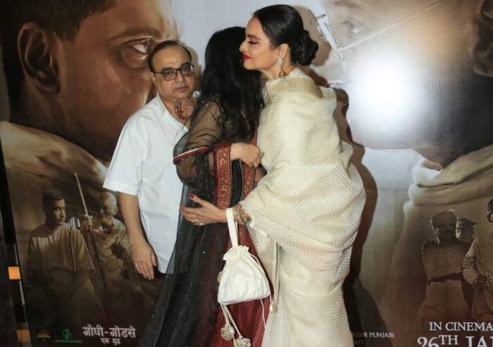 रेखा ने तनीषा को लगाया गले