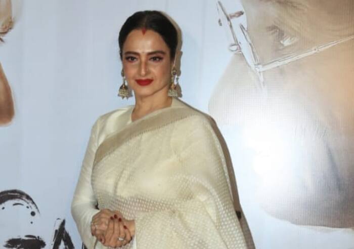 रेखा के लुक ने खींचा सबका ध्यान