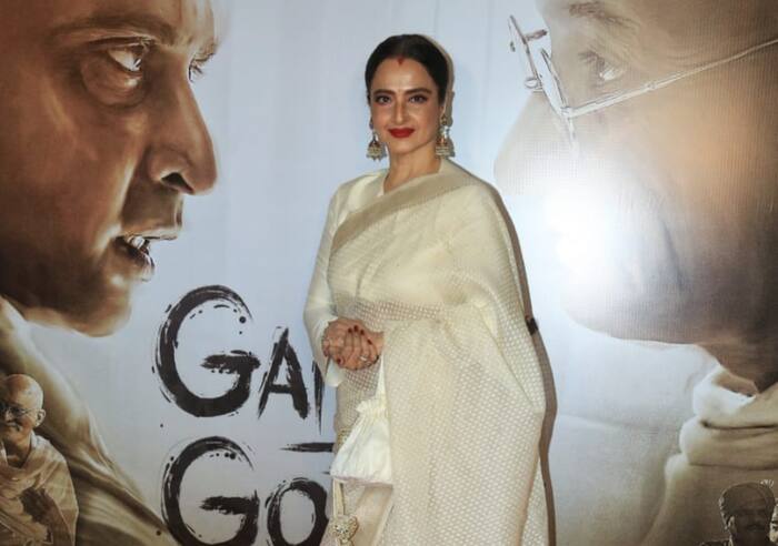 साड़ी पहने दिखीं रेखा