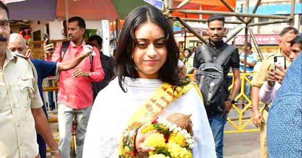 Nysa Devgn visits Siddhivinayak temple along with mom Kajol; netizens impressed with her desi style [View Pics]