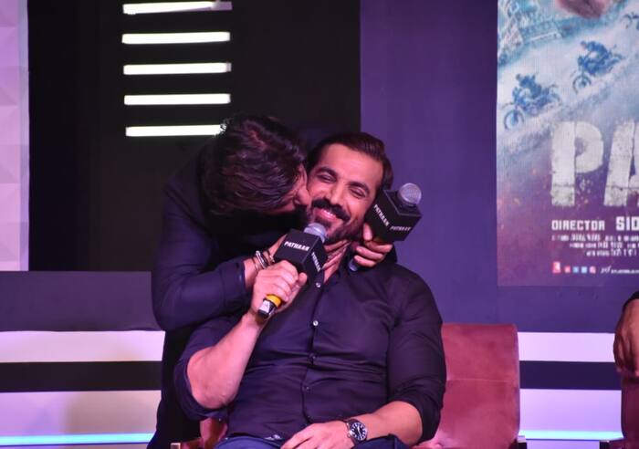 Pathaan success celebration and press conference: Shah Rukh Khan couldn't stop himself 