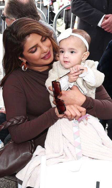 Priyanka chopra reveals her daugter Malti Marie Chopra Jonas face in public  see photos - प्रियंका चोपड़ा ने दिखाया अपनी बेटी मालती मालती मैरी का  खूबसूरत चेहरा