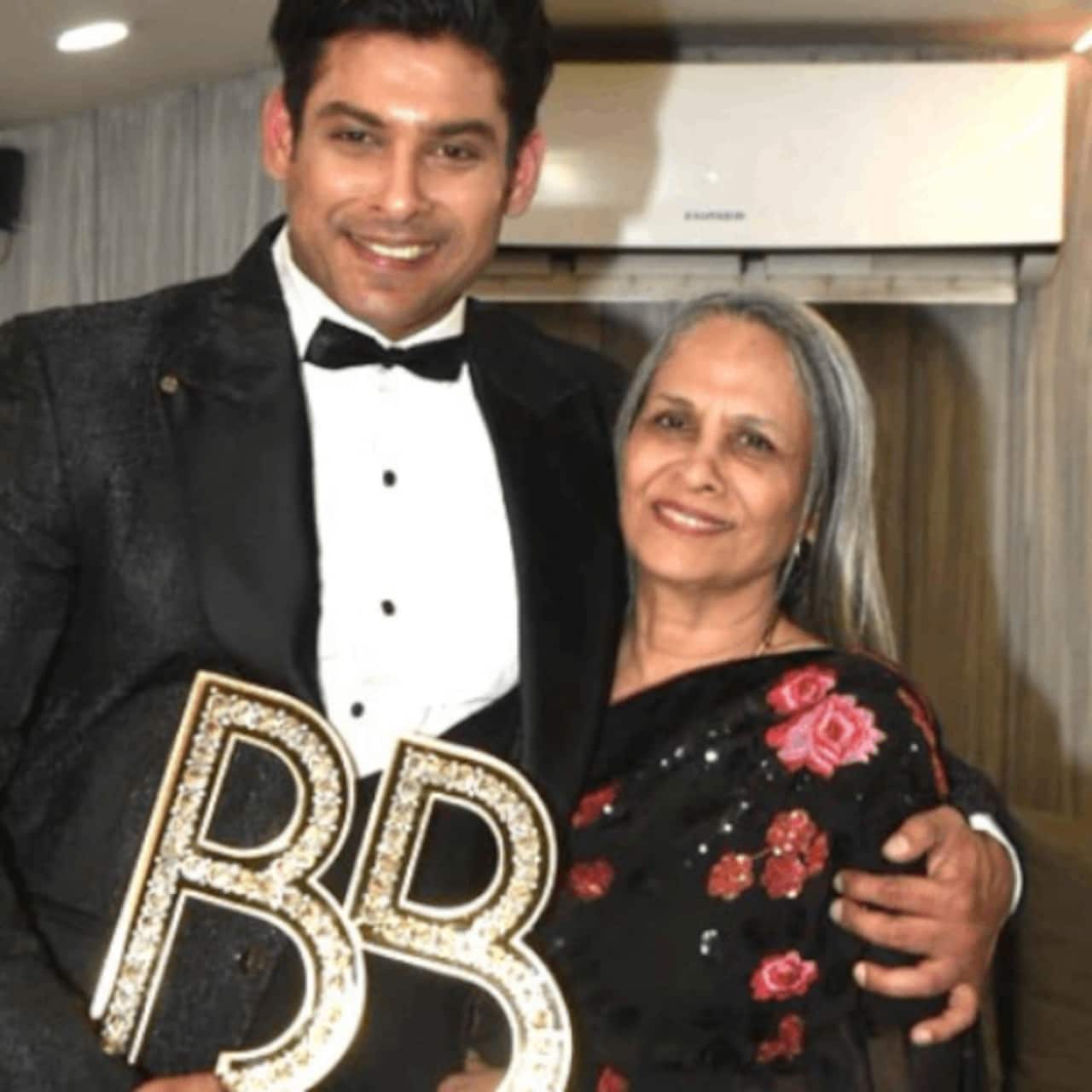 Bigg Boss 13 star Sidharth Shukla's mom Rita Maa's new picture goes viral; emotional fans say, 'Aunty ke face me pehle wali smile...'