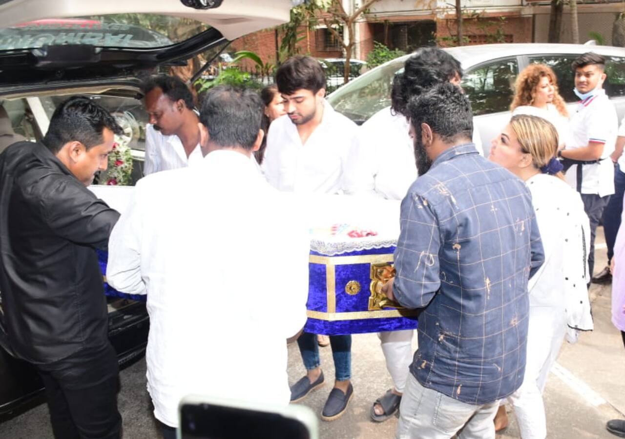 गाड़ी में रखा राखी सावंत का