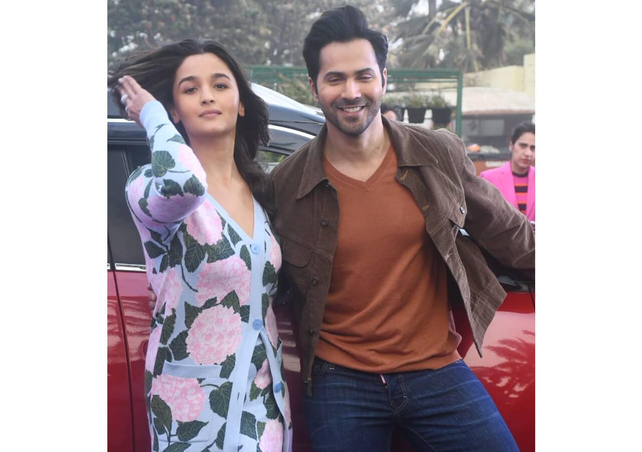बाल संवारती नजर आईं आलिया भट्ट (Alia Bhatt)