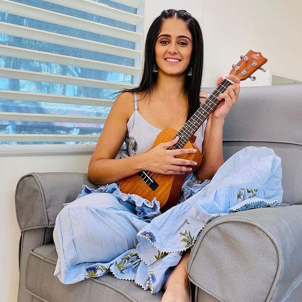 गिटार लिये नजर आईं आयशा (Ayesha Singh)