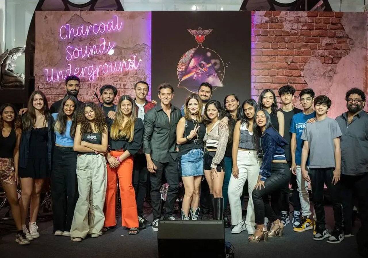 Hrithik Roshan, Sussanne Khan with the performers 