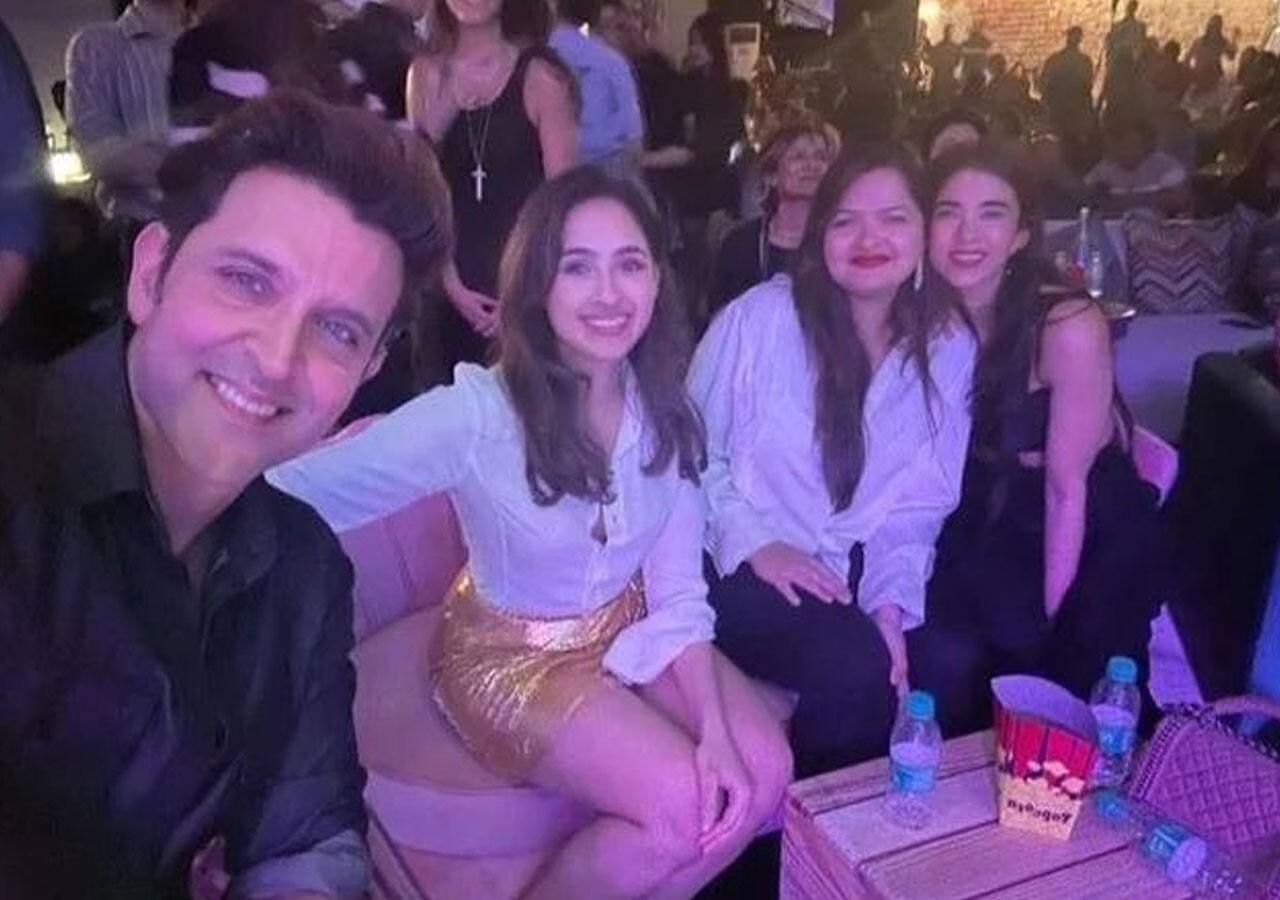 Hrithik Roshan's selfie with the fam and Saba Azad 