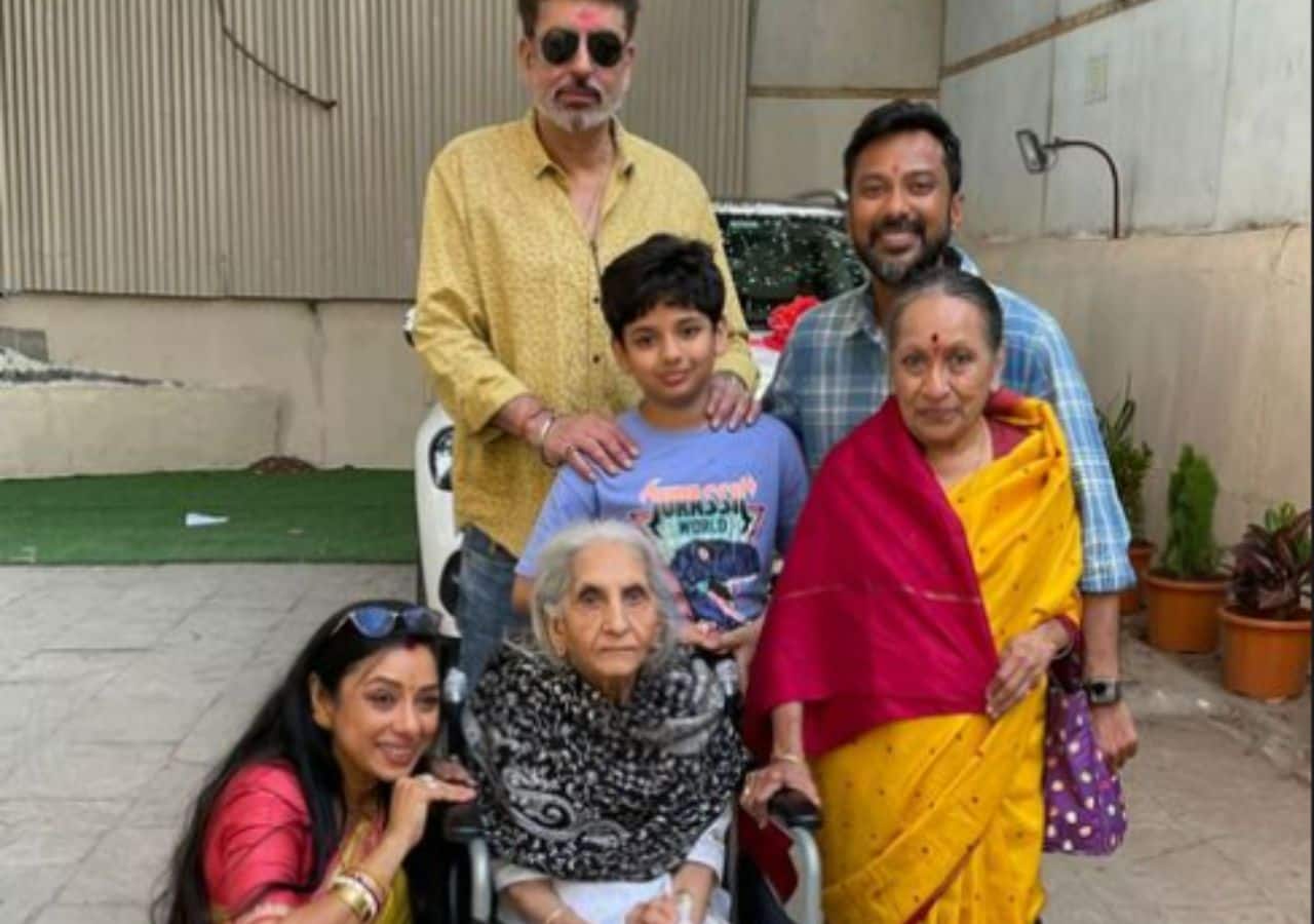 पूरे परिवार के साथ दिखीं रुपाली (Rupali Ganguly)
