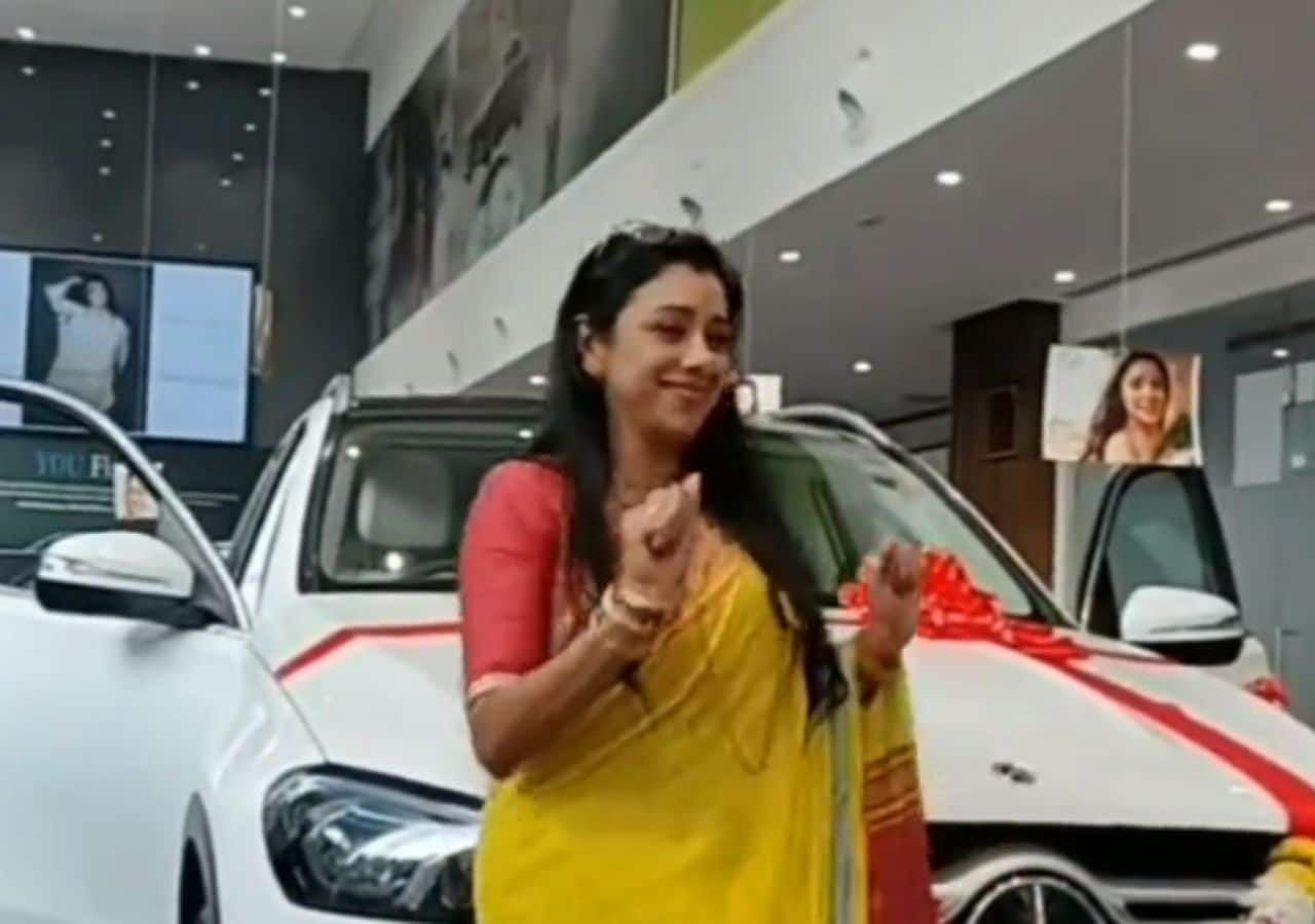 कार खरीदने के बाद बेहद एक्साइटेड दिखीं रुपाली (Rupali Ganguly)
