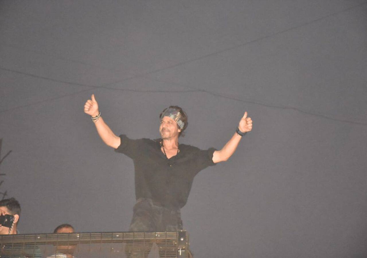 शाहरुख खान के चेहरे पर दिखी खुशी