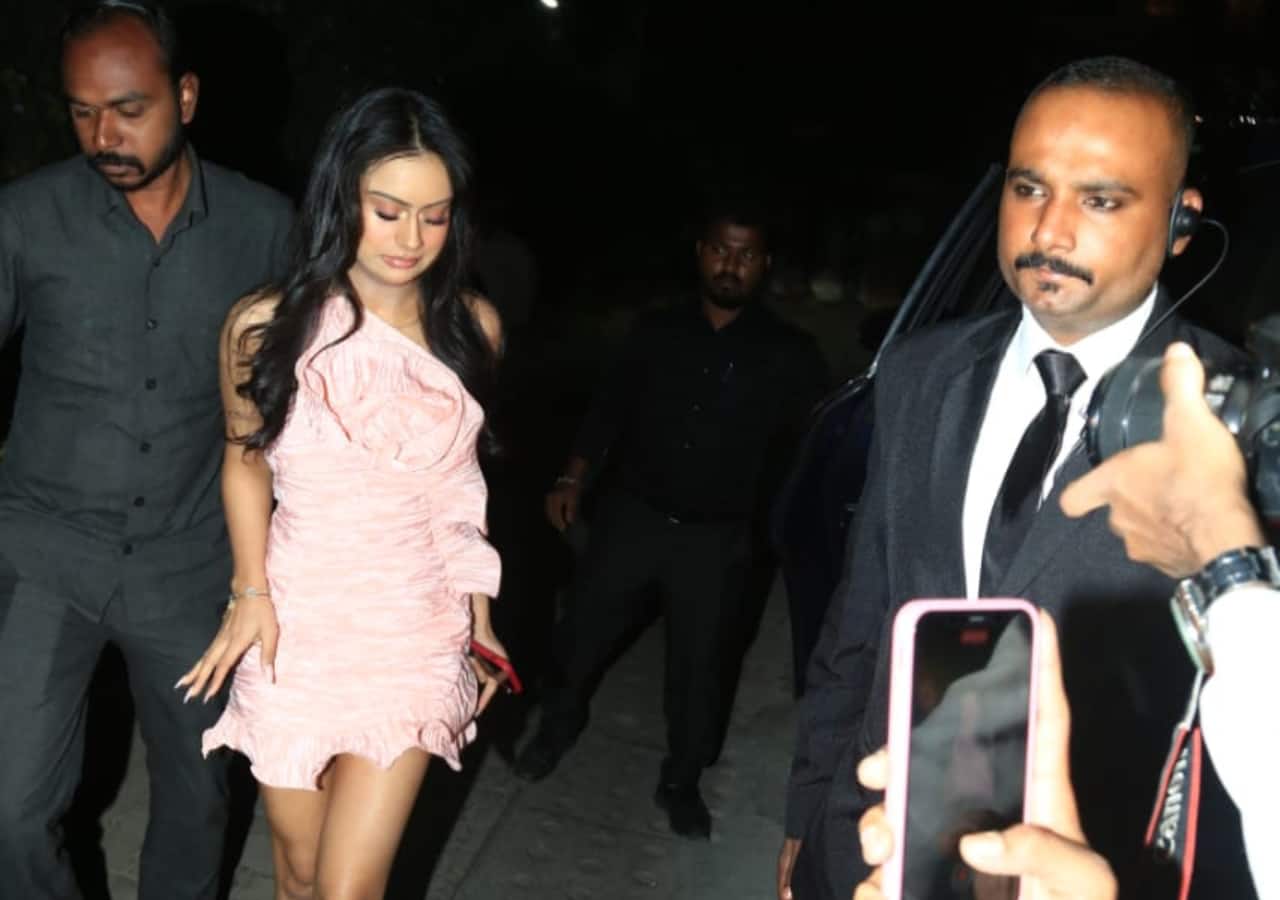अजय देवगन की बेटी ने शॉर्ट ड्रेस पहन मारी नाइट पार्टी में एंट्री