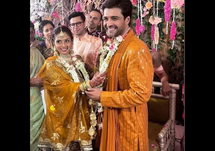 मस्टर्ड आउटफिट में दिखे सचिन श्रॉफ