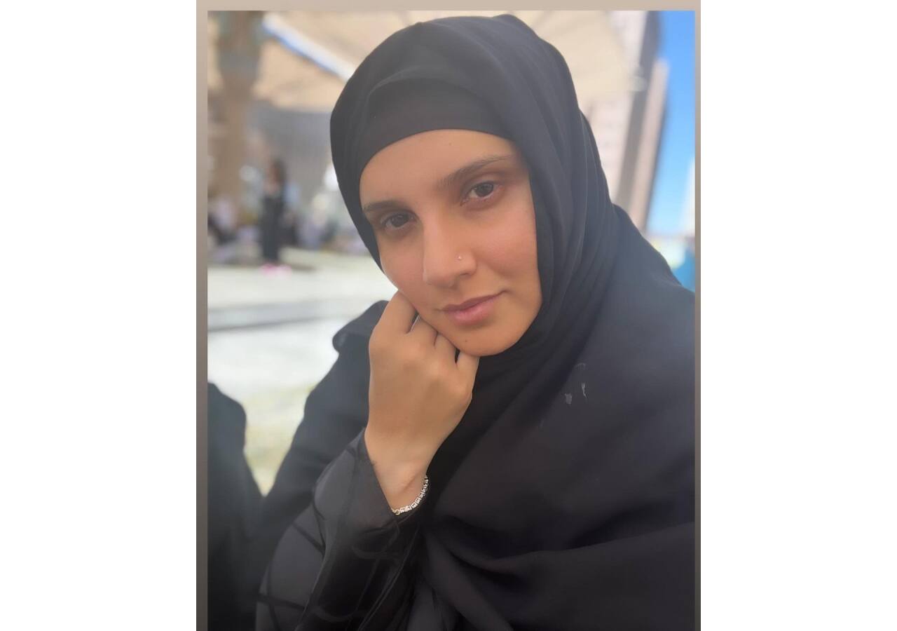ब्लैक बुर्के में नजर आईं सानिया मिर्जा (Sania Mirza)