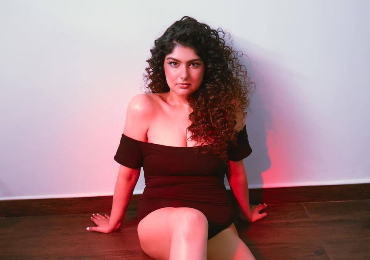 Anshula Kapoor pens an inspiring note whilst sharing pictures in a bodysuit; writes, 'Trying not to let my stretch marks, cellulite, tummy rolls...'