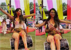 Holi 2023: होली की मस्ती में चूर हुईं सौंदर्या शर्मा, कभी ढोल पर चढ़ किया डांस तो कभी शर्ट उतार नाचीं