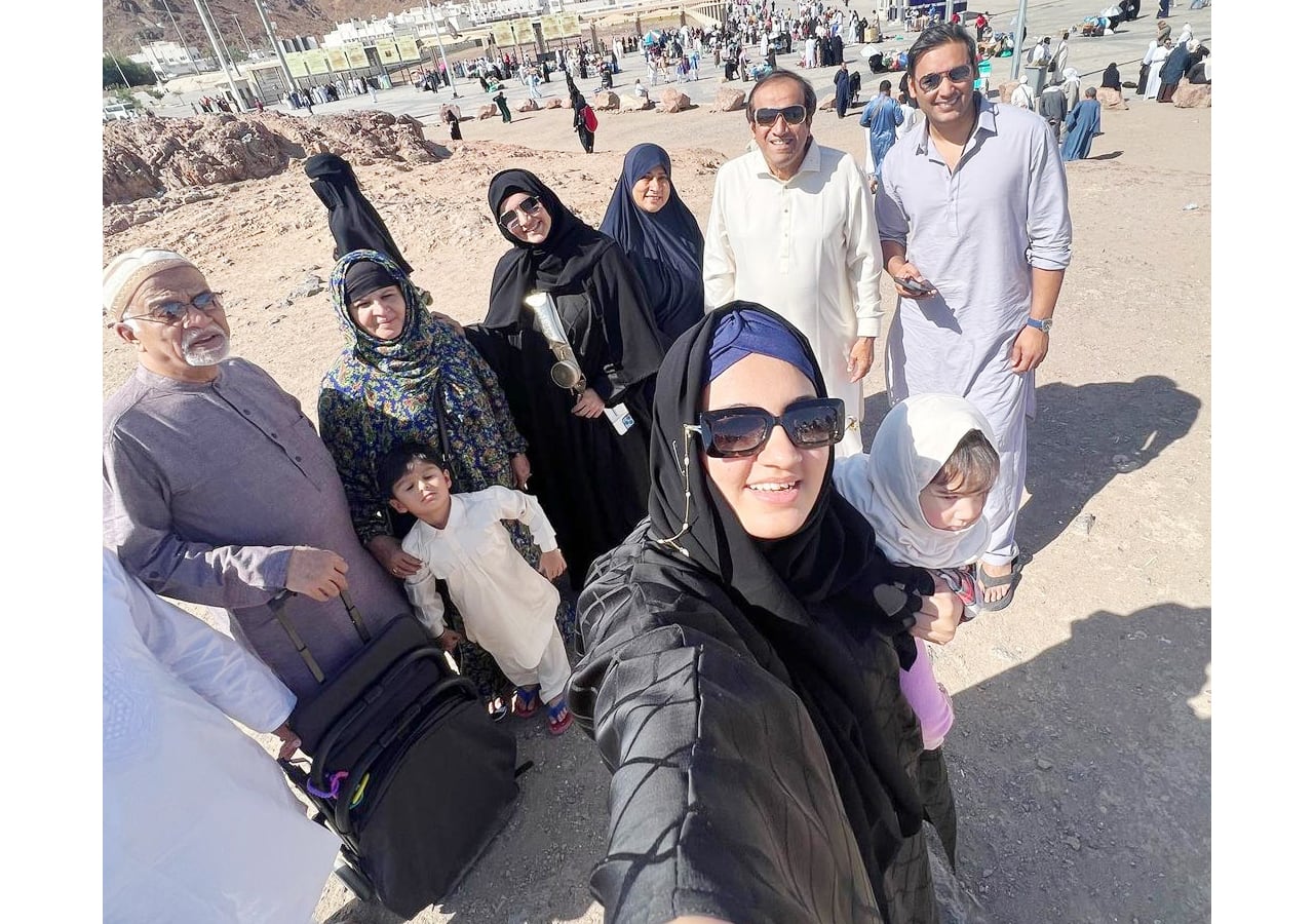 Sania Mirza poses with her entire family at Mecca Madina; fans ask where Shoaib Mallik is.