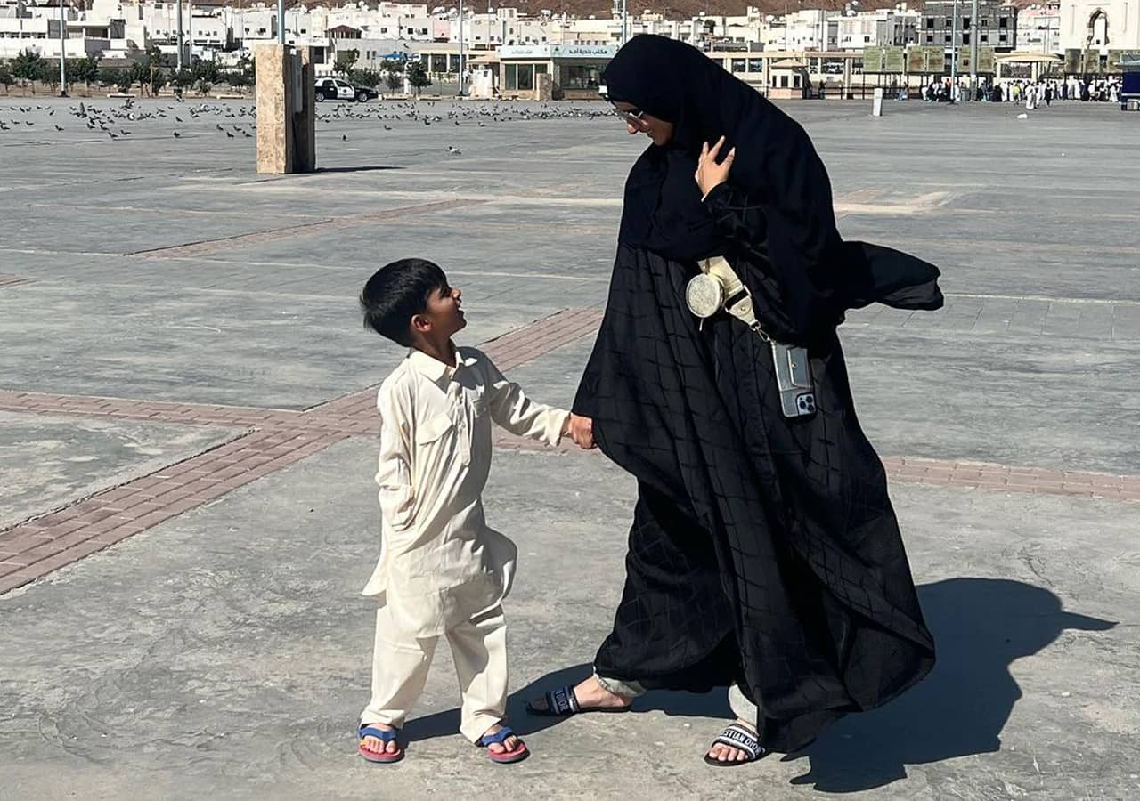 Sanja Mirza takes her son Izhaan along with her to Mecca Madina.