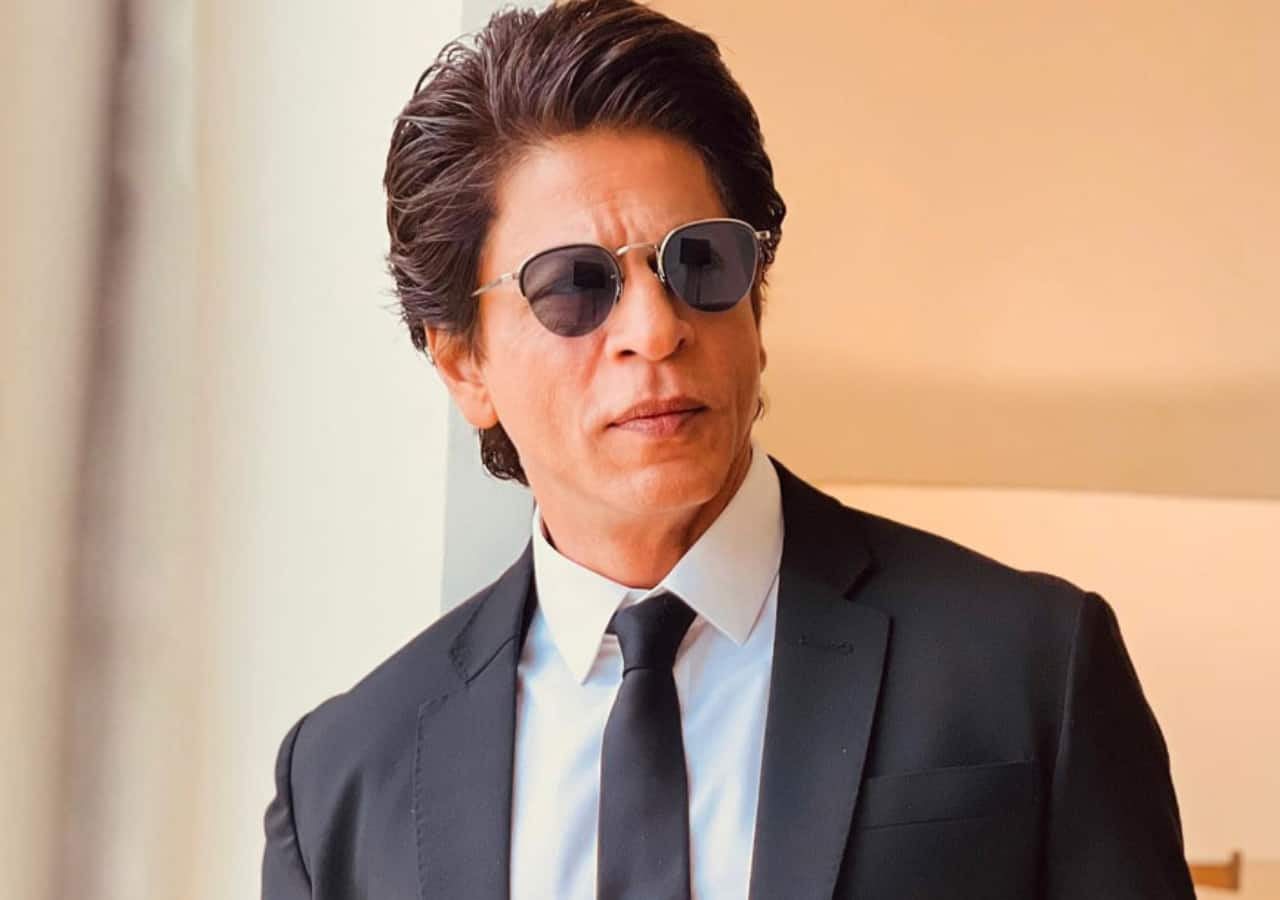 Pathaan Mania Two Fans Break Into Shah Rukh Khans Mannat To Meet The Star Detained