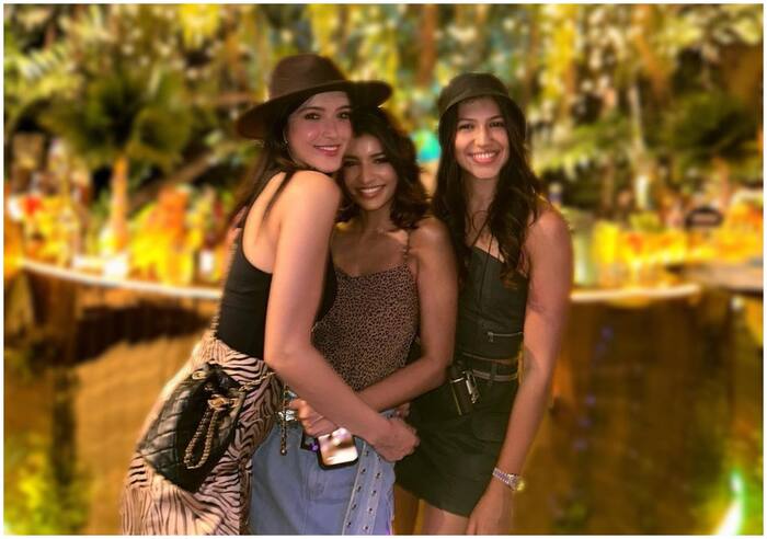 तानिया श्रॉफ की बर्थडे पार्टी में गर्ल्स गैंग में मारे पोज