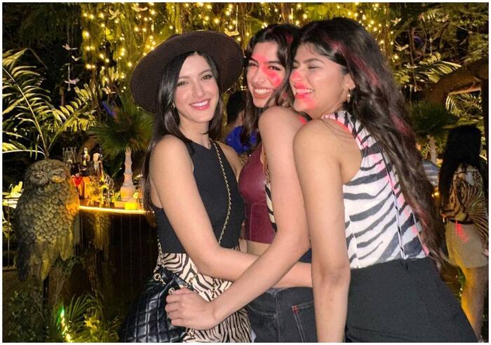 खुशी-शनाया ने पार्टी में जमाया रंग