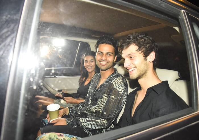 पार्टी में पहुंचे तानिया-अहान के दोस्त