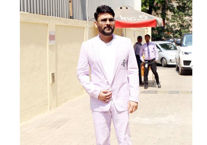 पिंक सूट में दिखे कपिल शर्मा