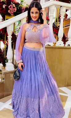 आयशा सिंह ने फ्रंट कट ब्लाउज पहन दिखाईं कातिल अदाएं