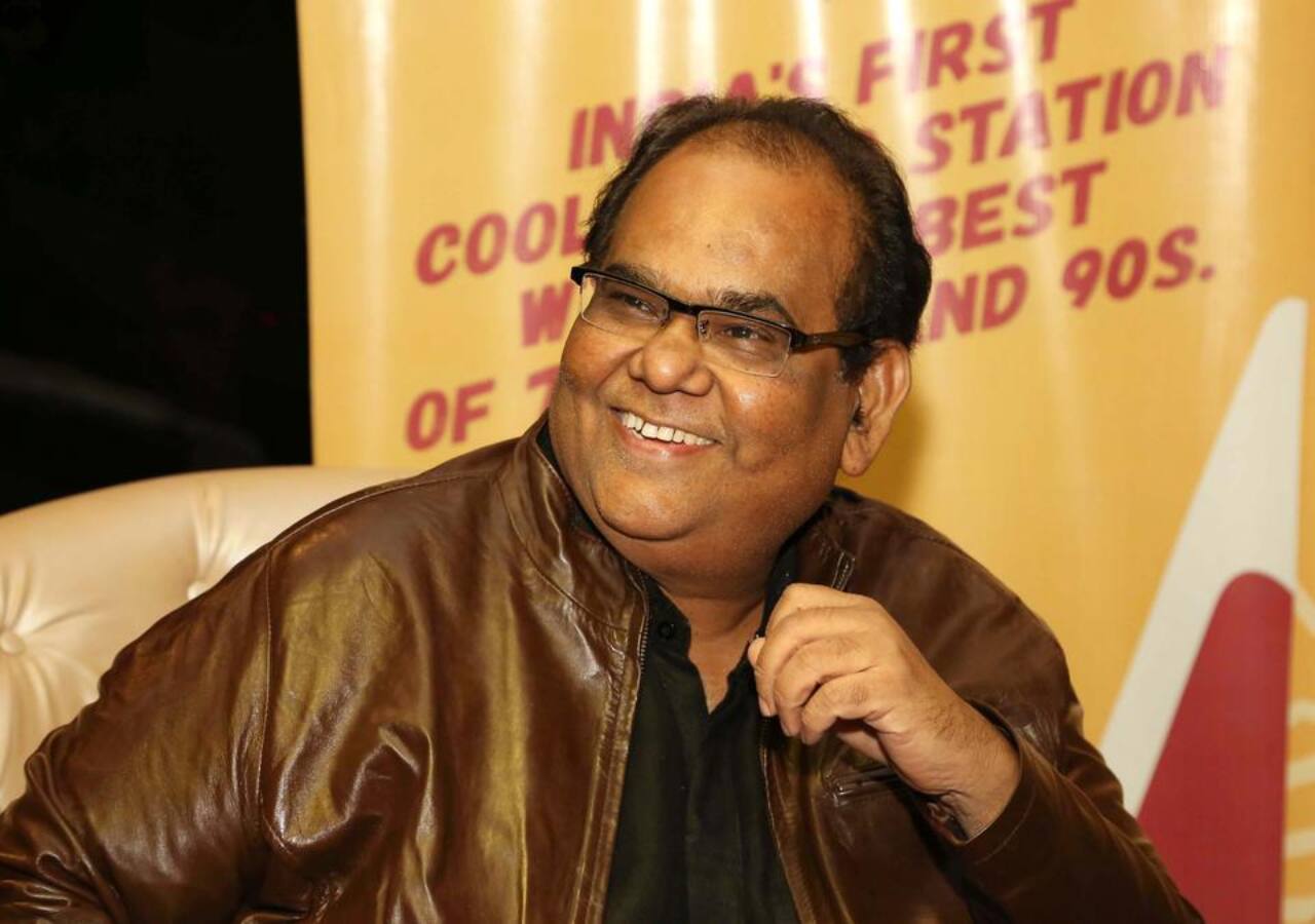 Satish Kaushik Funeral: पंचतत्व में विलीन हुए सतीश कौशिक, लोगों ने नम आंखों से दी श्रद्धांजलि