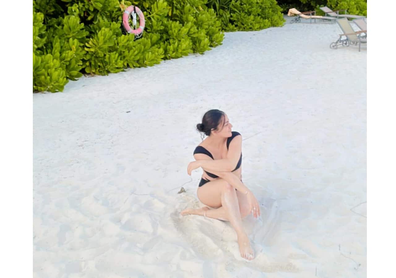 श्रद्धा आर्या ने रेत में बैठकर खिंचवाई फोटोज