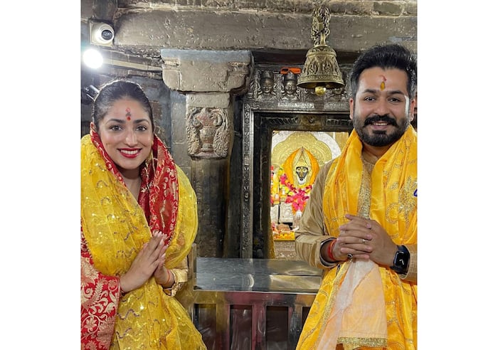 यामी और आदित्य ने लिया मां का आशीर्वाद