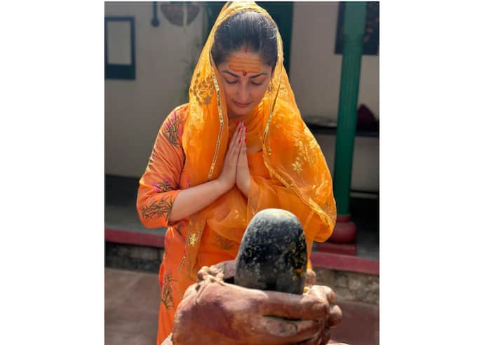 भगवान शिव से प्रार्थना करती नजर आईं यामी गौतम (Yami Gautam)