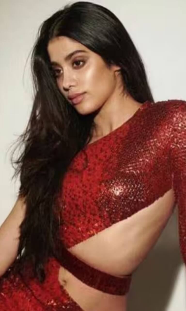 Janhvi Kapoor drops pics in saree, dad Boney Kapoor calls her 'ati sundar'  | Bollywood - Hindustan Times