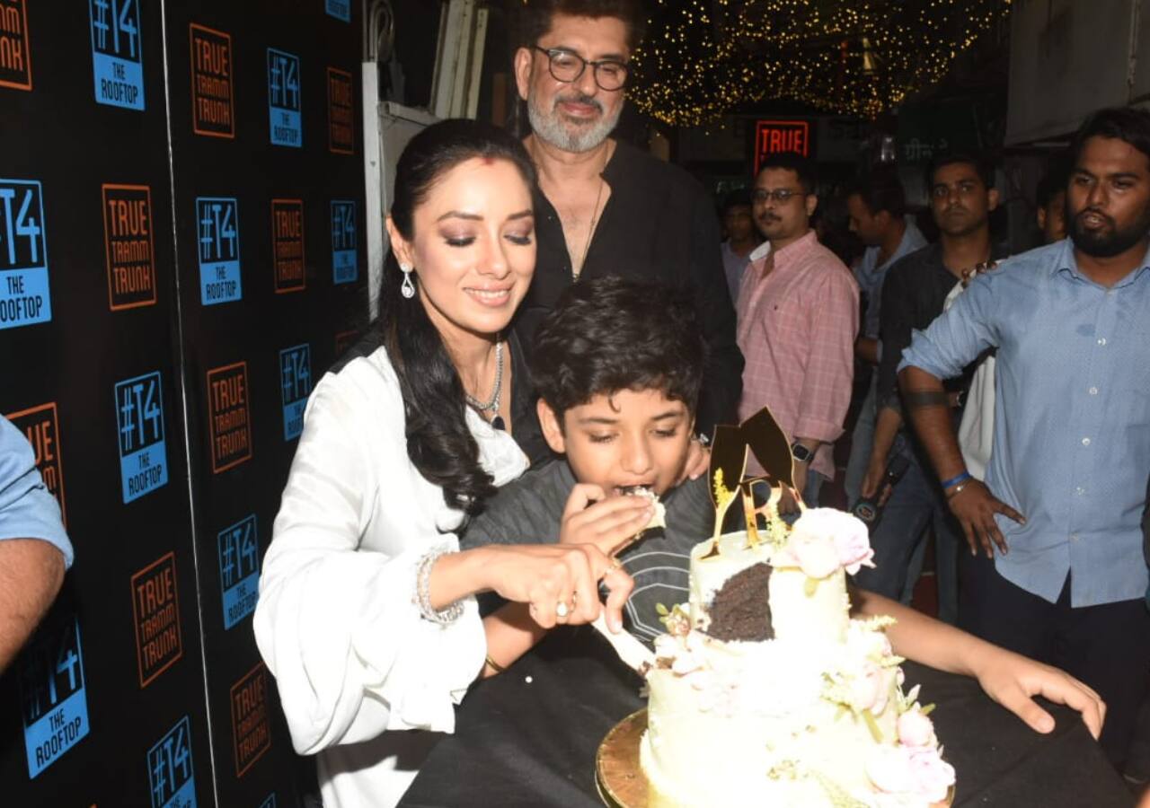 Rupali Ganguly birthday bash: Cake cutting