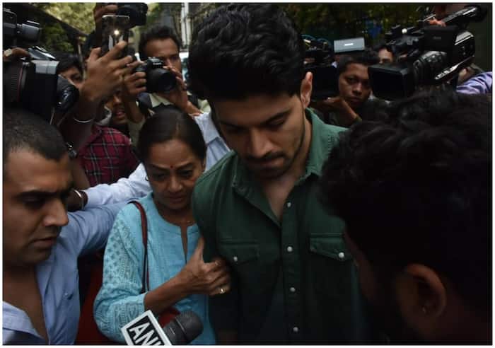 परेशान-परेशान दिखीं जरीना वहाब