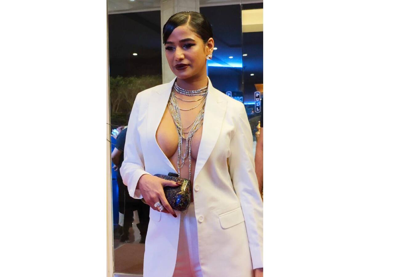 पूनम पांडे (Poonam Pandey) का आउटफिट