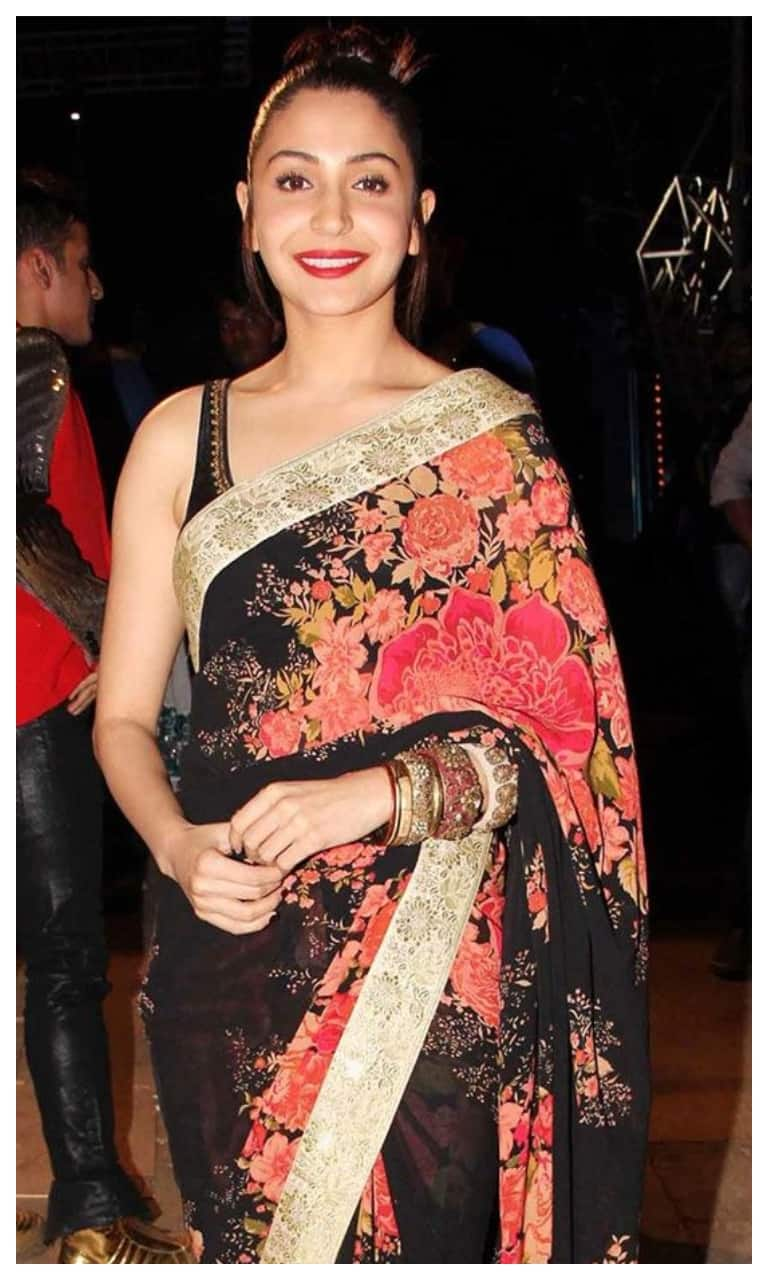 Janhvi Kapoor looks drop dead gorgeous in a midnight-black saree | Times of  India