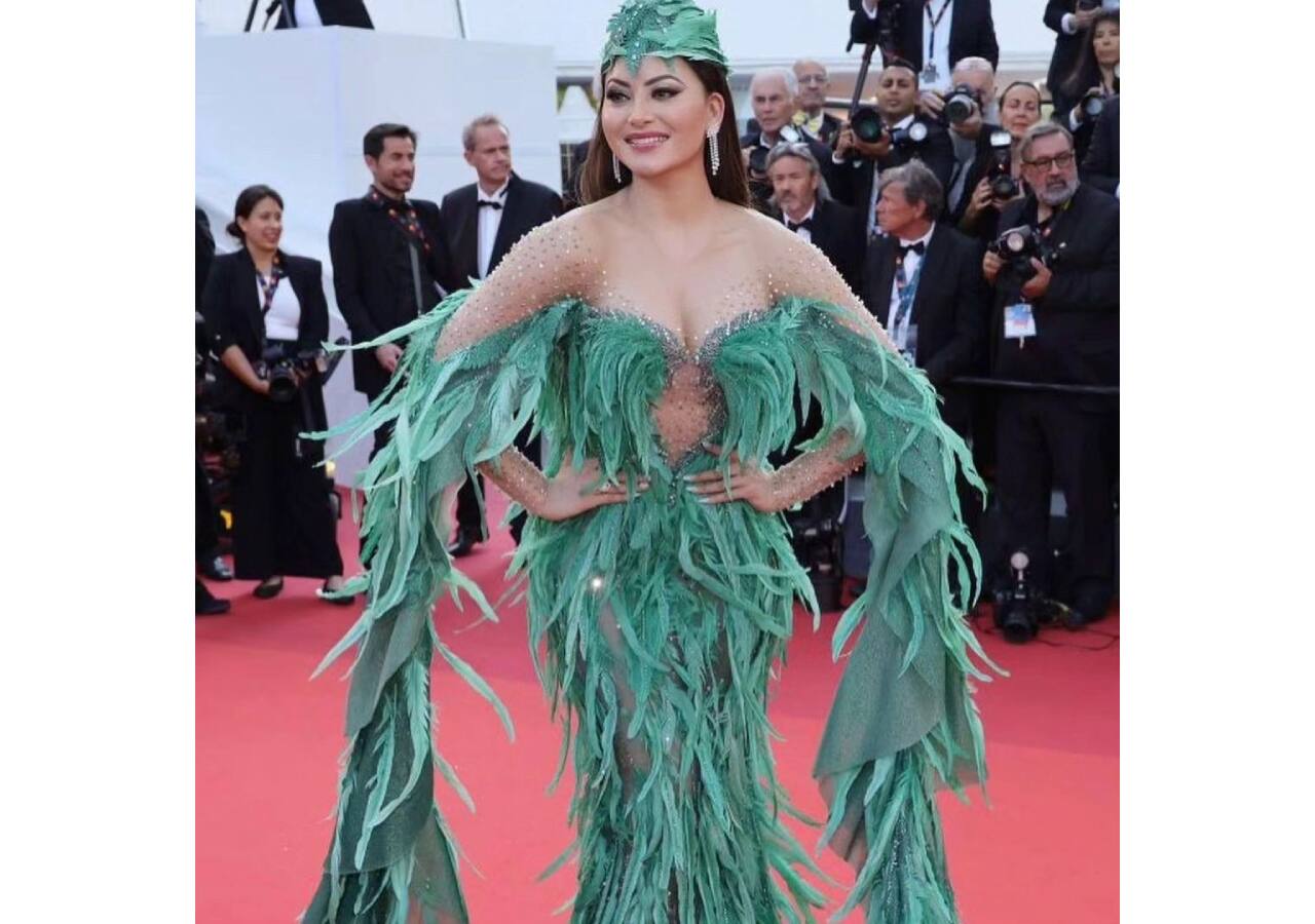 उर्वशी रौतेला (Urvashi Rautela) का आउटफिट