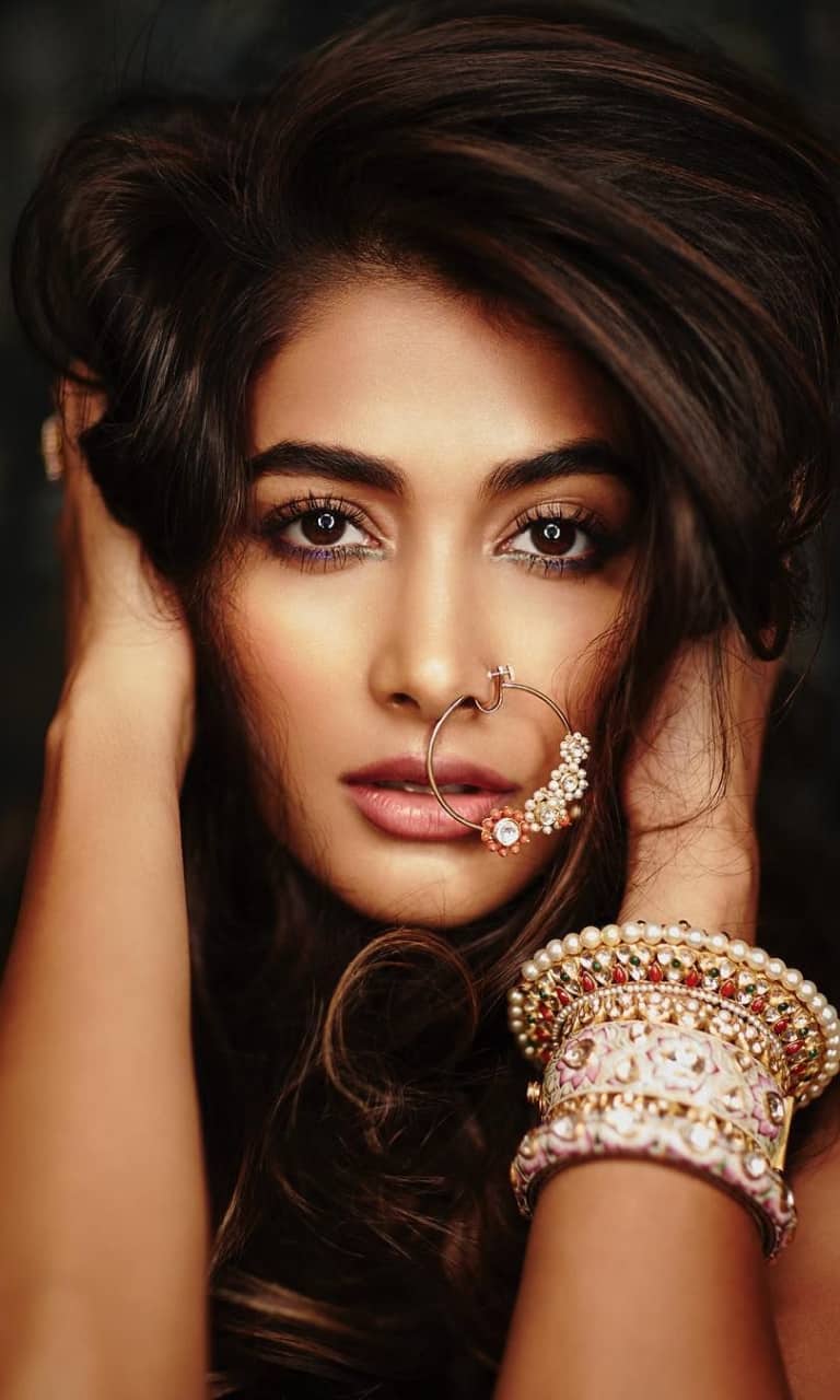 10 hot Bollywood actresses with nose ring - part 1.